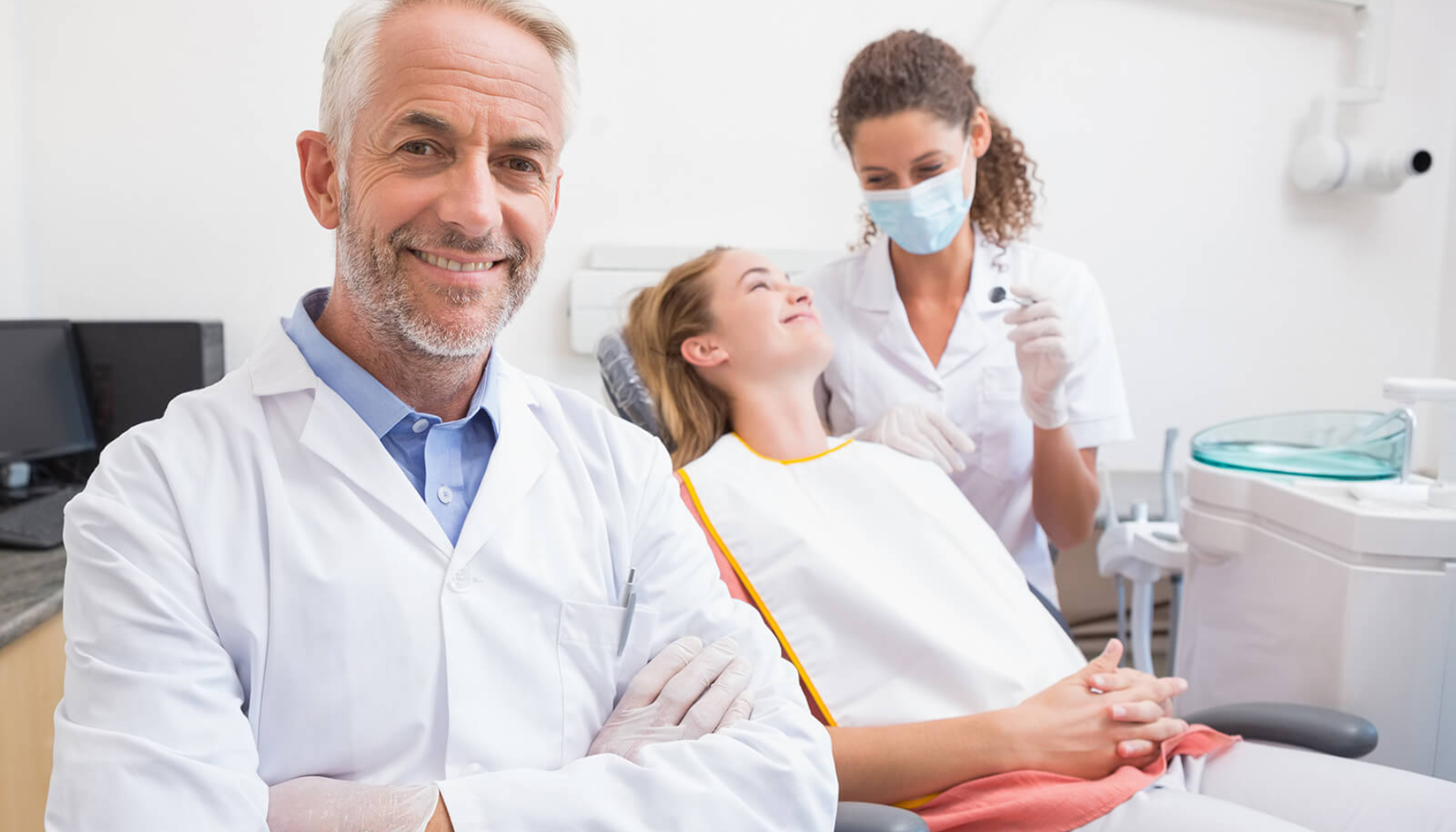 Tannsjekk: Grunnlaget for et sunt smil 13 Tannlege smiler foran kameraet mens pasient får behandling av tannhelsesekretær i lyst tannlegekontor. betennelse i rotfylt tann symptomer rotfylt tann betennelse i rotfylt tann betennelse i rotfylt inne i tannen betennelse i en rotfylt rundt rotspissen rundt tannen ny infeksjon rotfylte tenner god munnhygiene tannen tann hos tannlegen området rundt renses bort rotfylling betennelse rotfylt rotfylling innebærer inngrepet skjer redde tannen rotspissbetennelse symptomer behandling rundt smerter bakterier infeksjon smerte tannlegen ofte nerven rotspissamputasjon tenner bør krone viktig hevelse pulpa tilfeller under tannlege vondt dersom rotfyllingen behandlingen rotspissen infeksjonen betennelsen vanligvis smerten hos unngå mer rotfylte nødvendig igjen andre skjer tid inngrepet tannkjøttet tannens opplever god oppsøke fyllinger flere kommer roten ømhet vevet tegn problemer infisert tidlig behandles hull fjernes gjør