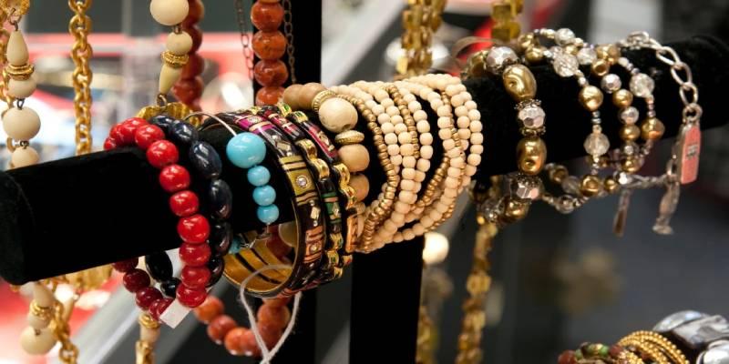The latest jewelry trends for 2026 are being driven by strong B2B demand for bangle jewelry.