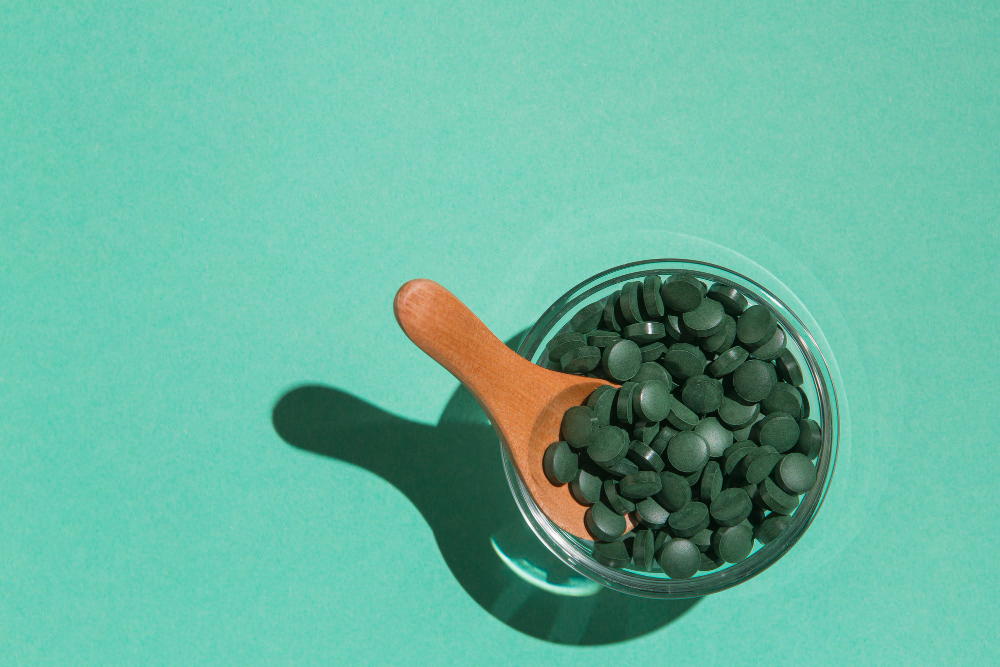 O suplemento de spirulina pode ser encontrado é comprimidos ou em pó. Fonte da imagem: freepik.