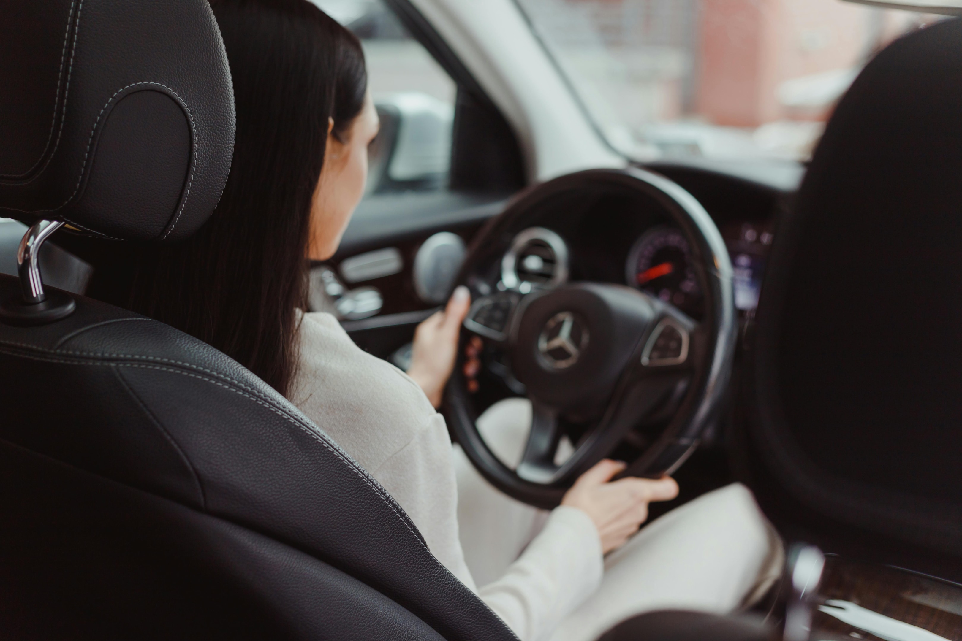 Een geïmporteerde Duitse auto die wordt gecontroleerd op het kenteken, belangrijk voor het checken.