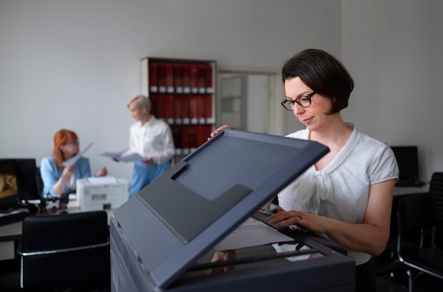 Oddalenie drukarki od ludzi to optymalna ochrona i&nbsp;ograniczenie szkodliwej emisji pyłu