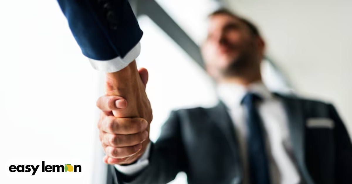 Abogado ayudando a un cliente a llenar la demanda de ley limón