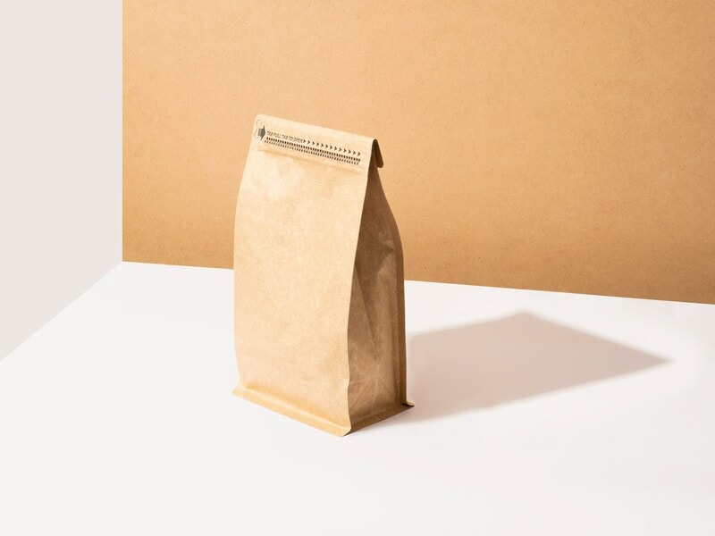 Premium-quality paper bag with flat bottom to secure the food. The mark shows the seal and opening point. 