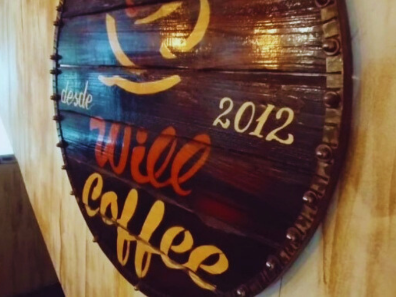 Placa de madeira com nome da cafeteria Will Coffee. Imagem: Reprodução Instagram.