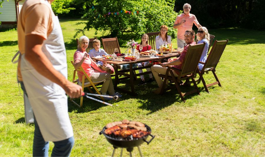 Grillowanie w ogrodzie całą rodziną.