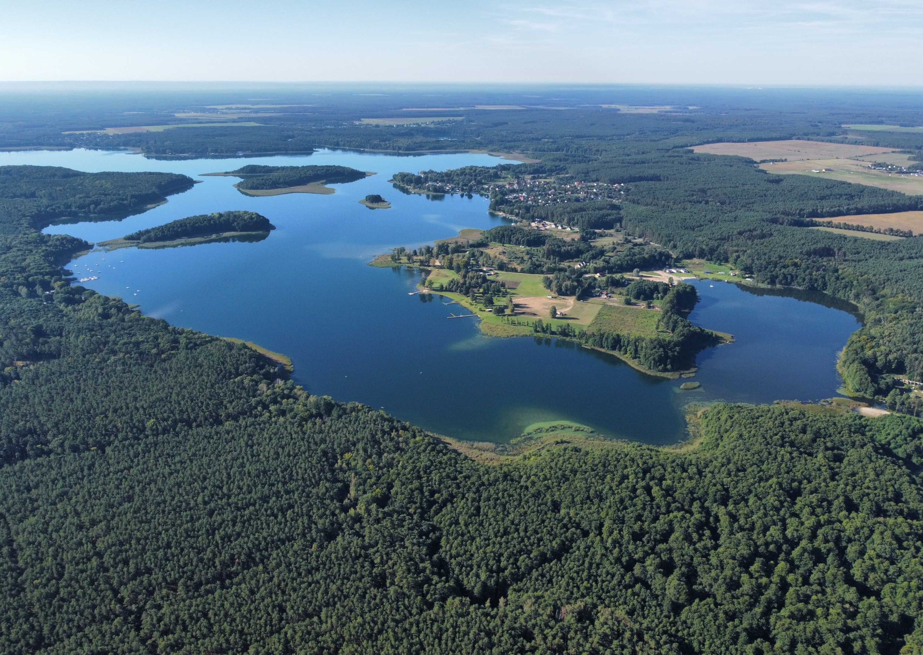 Jezioro Niesłysz (źródło: https://commons.wikimedia.org/wiki/File:Jezioro_Nies%C5%82ysz_od_p%C3%B3%C5%82nocy_aerial_2023.jpg)