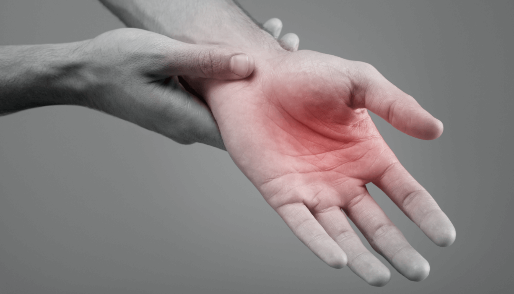 Hånd med rødlig betent område i håndflaten blir støttet av den andre hånden.