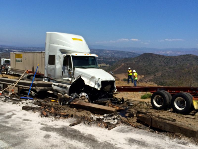 An image showing a commercial truck in an accident in Gwinnett County.
