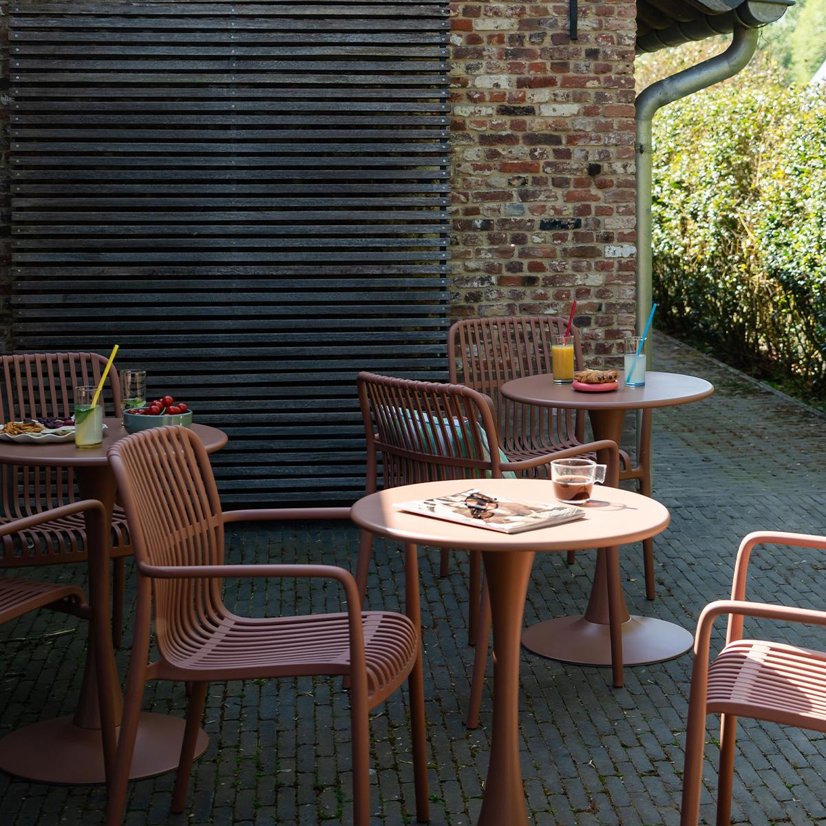Salon de jardin en résine Paloma sur une terrasse de restaurant moderne avec mobilier extérieur élégant pour espace apéro et détente