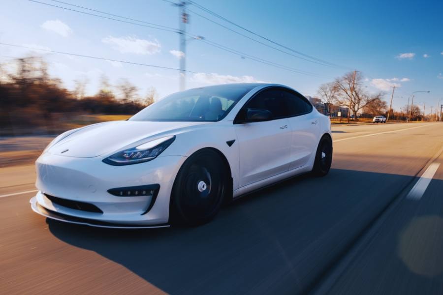 Tesla wynajem dlugoterminowy / fot. Canva.com