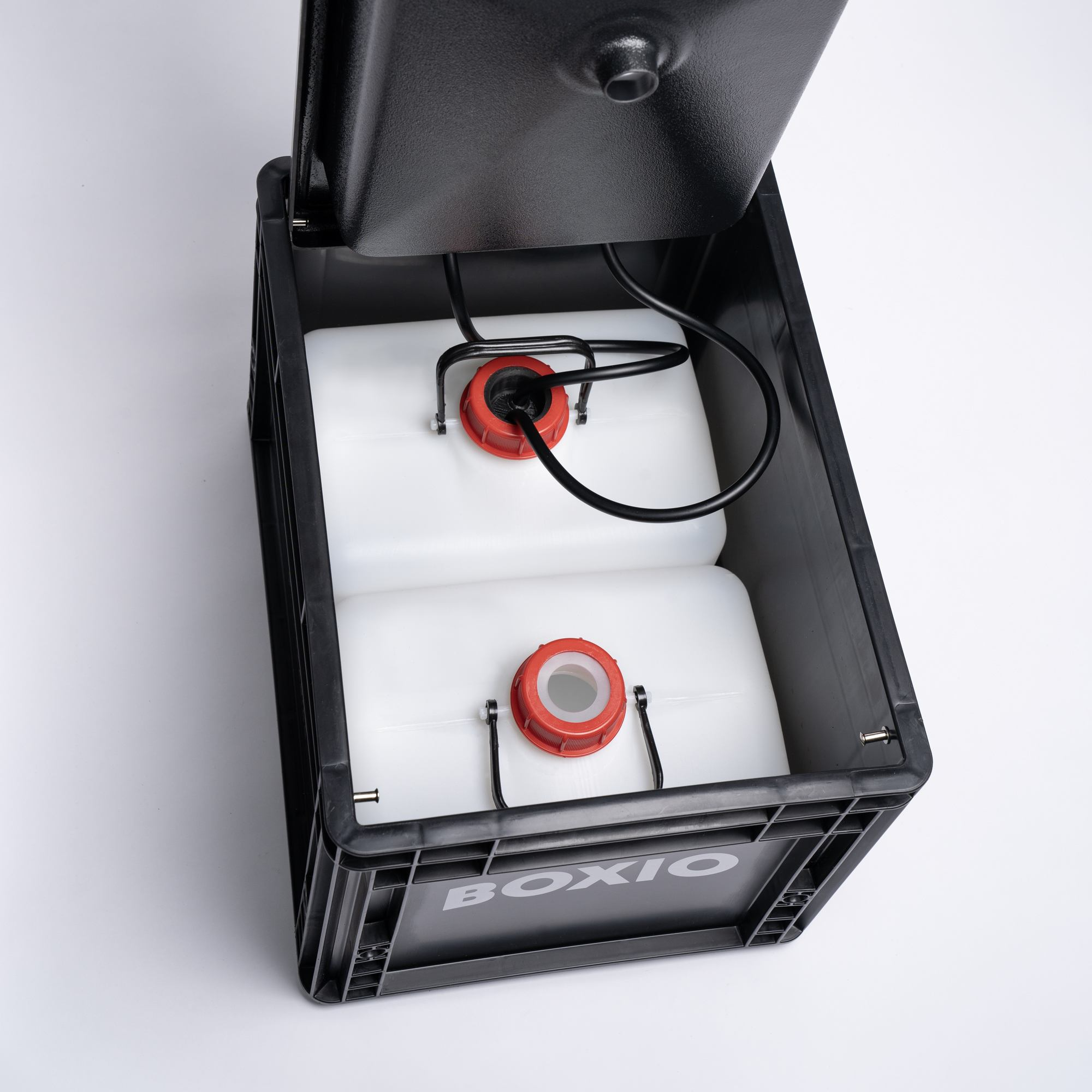 BOXIO-Wash Innenansicht mit Wasserkanister und Abwasserbehälter sowie Schlauchsystem