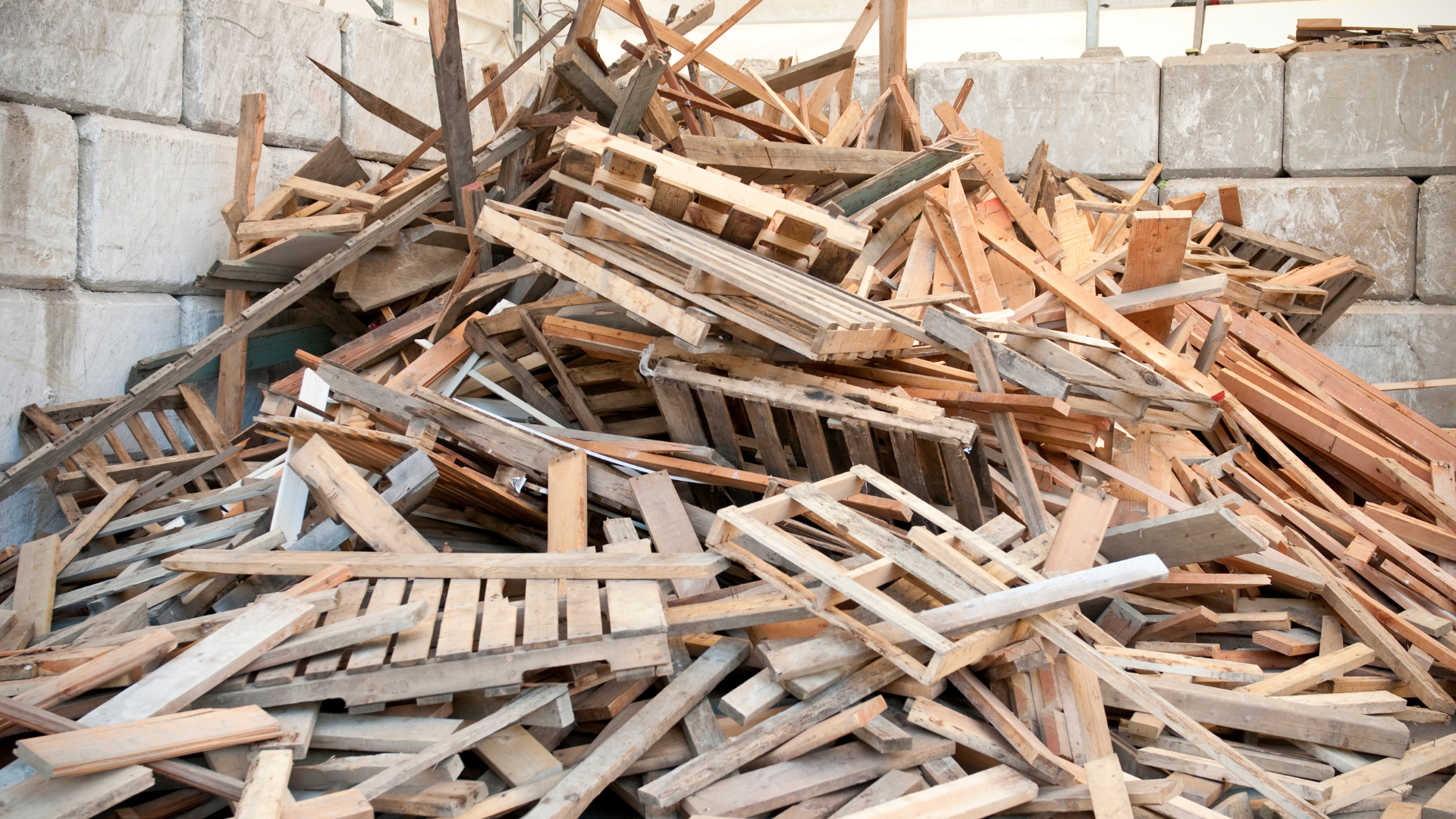 Les vieux bâtiments en cours de démolition peuvent être une grande source de bois d'œuvre, comme ce tas de bois ici.