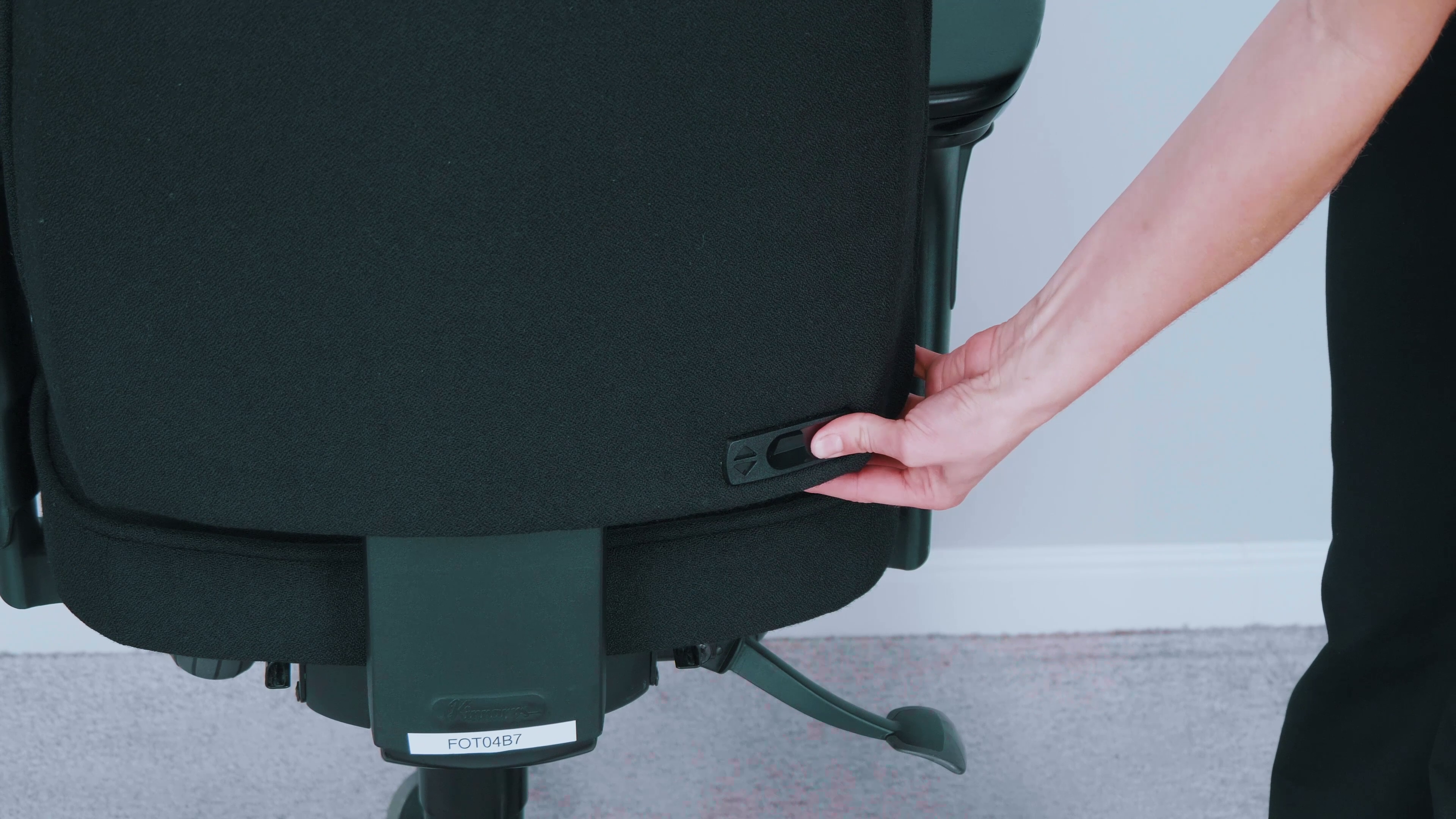 Kinnarps 6000 / 8000 – recenzja jednych z najlepszych foteli biurowych na rynku 2 Tradycyjny wygląd przycisków regulacji Kinnarps. Źródło: Brastech