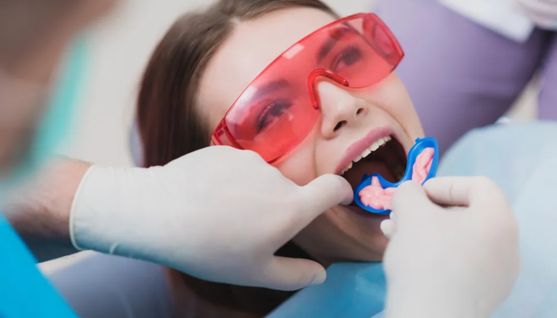 Blå Resept Hos Tannlege: Hvem Får Det og Når? 9 Tannlege bruker gummimateriale for å lage avtrykk i munnen til kvinne med røde beskyttelsesbriller i tannlegestol. medisinsk forbruksmateriell, tre måneder i løpet, utgifter til legemidler, minst tre måneder, måneders forbruk, betale egenandel