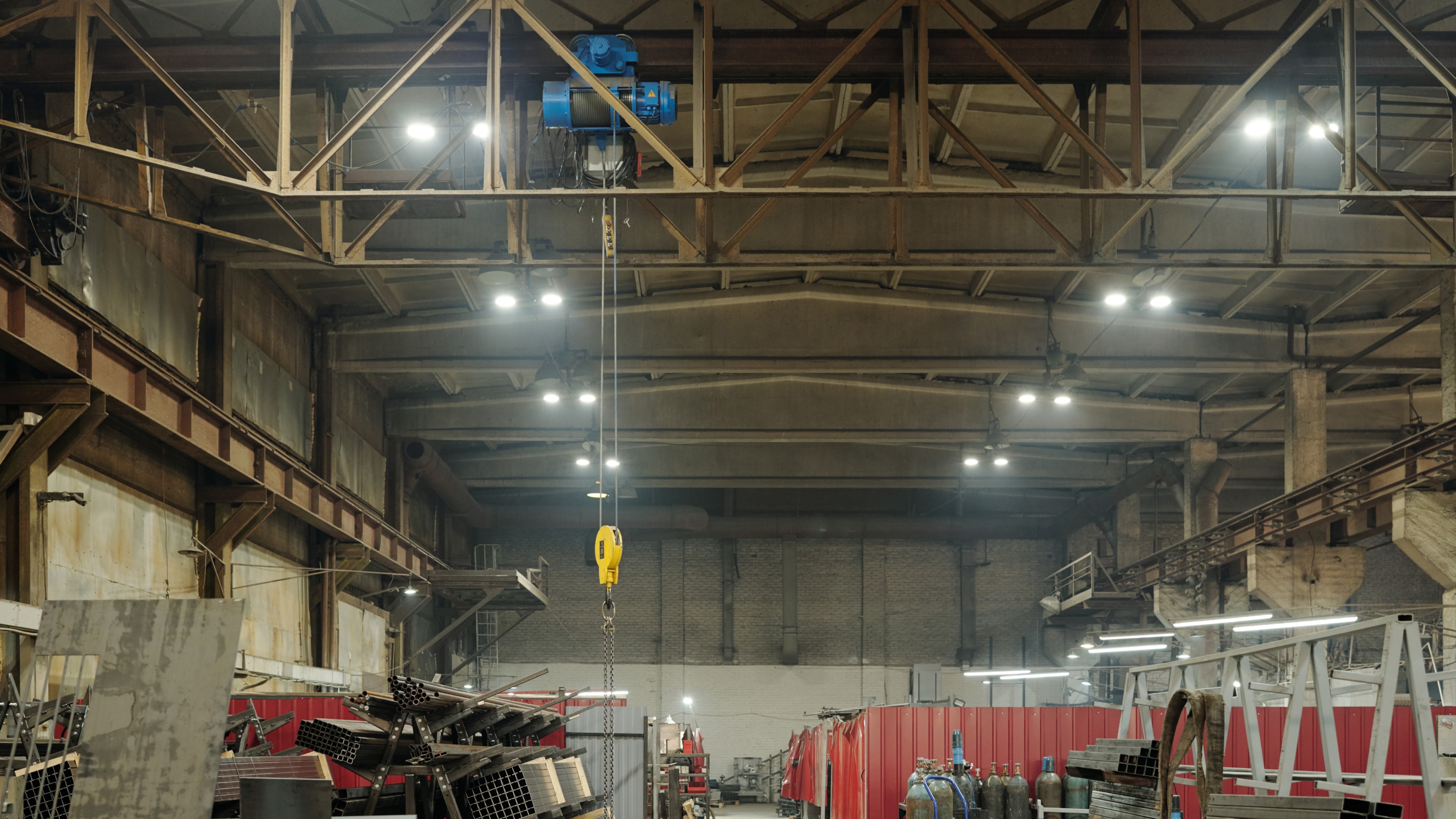 Oświetlenie LED hali produkcyjnej.