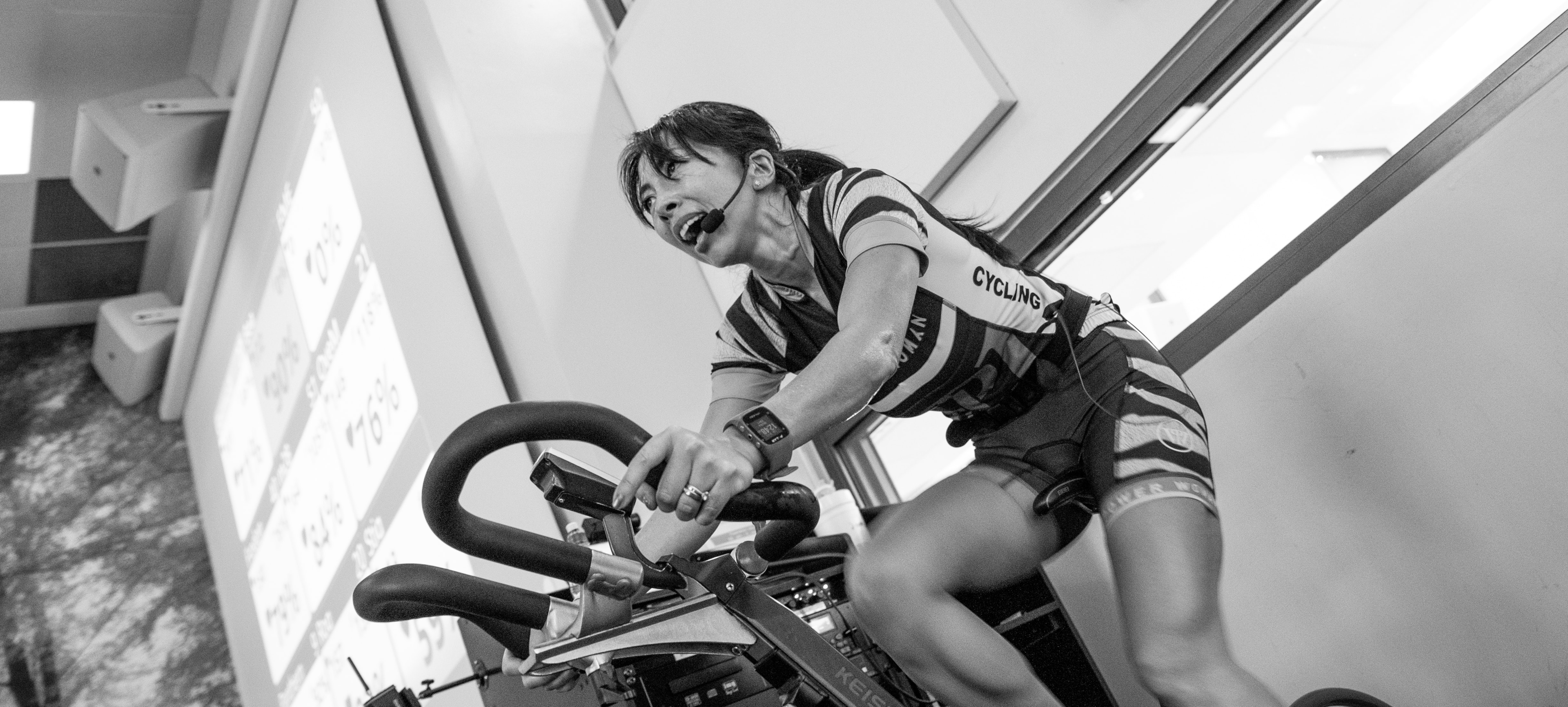 Professora de spinning dando aula