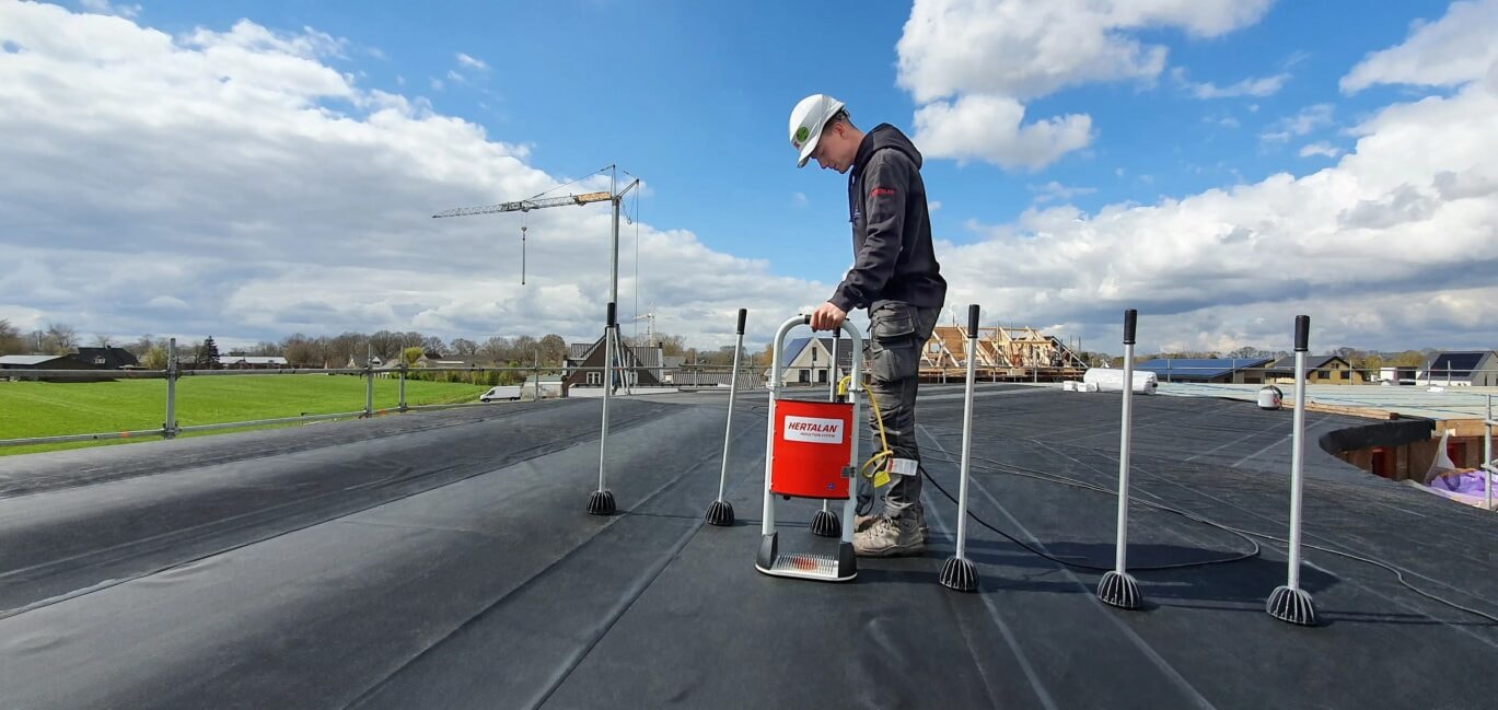 Montaż indykcyjny membrany EPDM Hertalan 