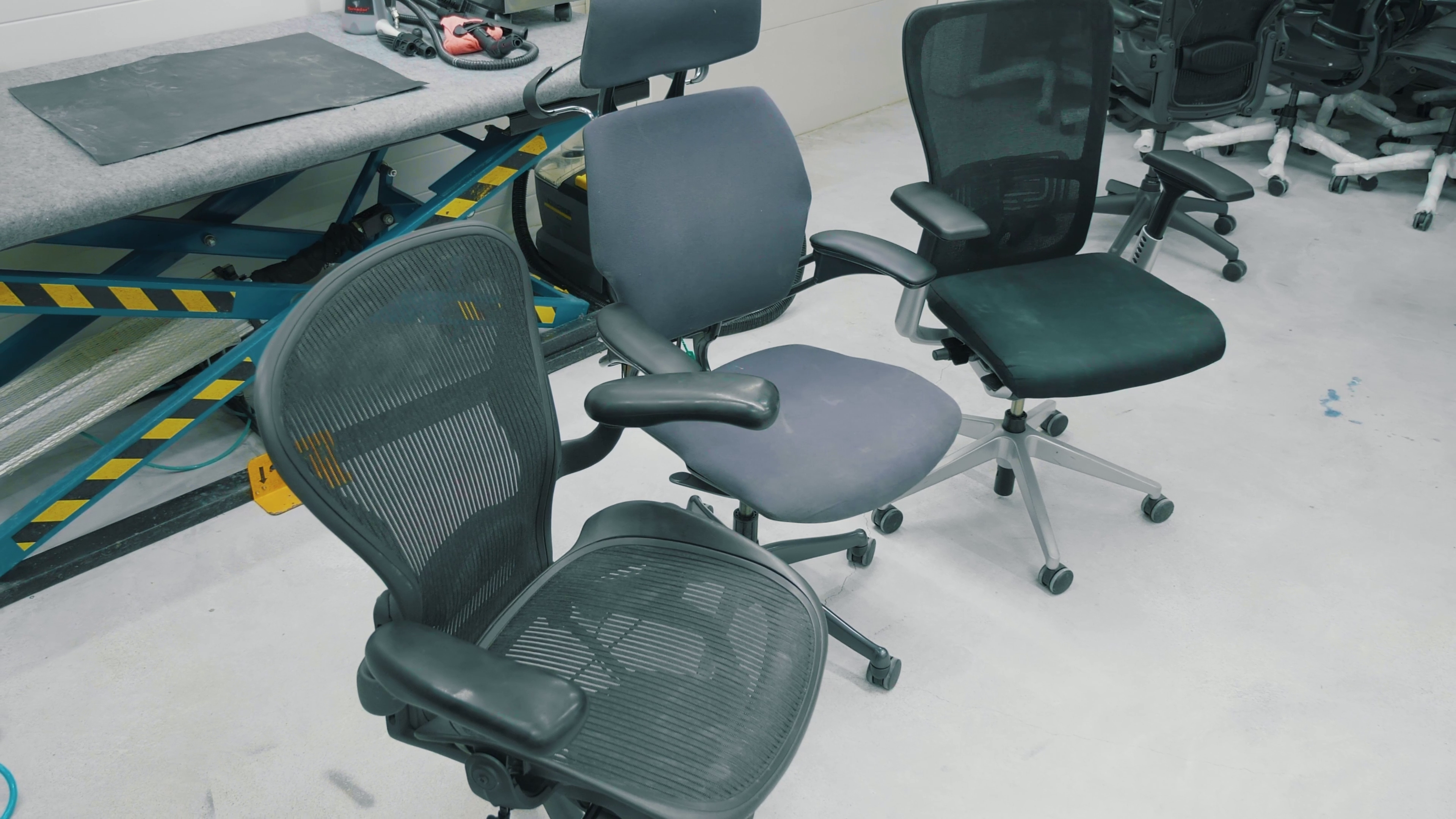 Czyszczenie fotela biurowego – kompletny poradnik Brastech 1 Standardowe zabrudzenia foteli biurowych. Źródło: Brastech