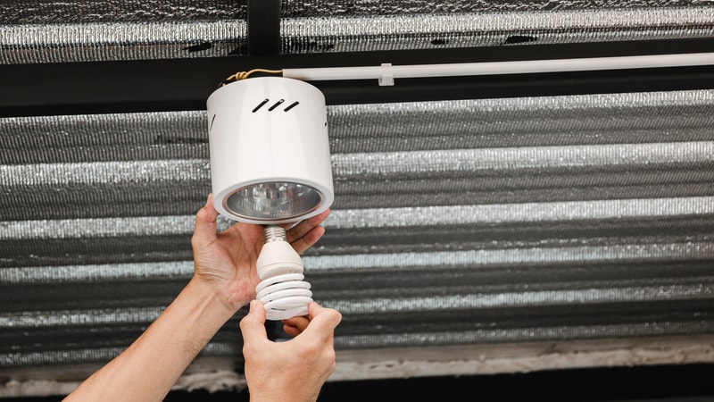 Replacing  a fluorescent bulb with E27 LED bulb