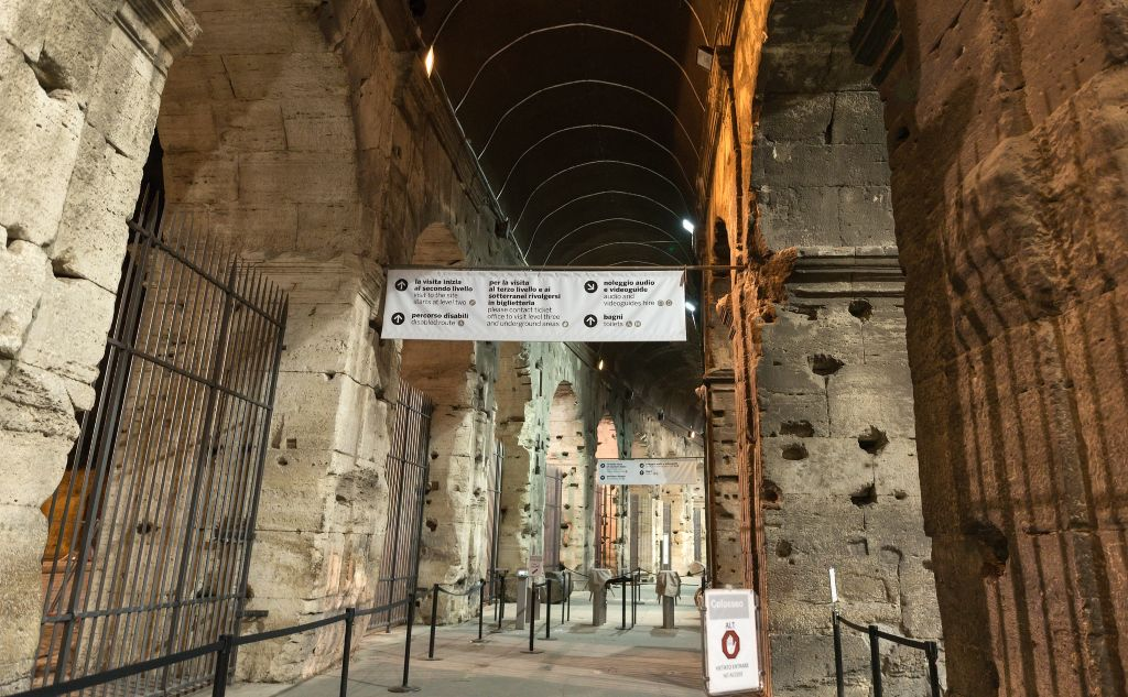 Colosseum at Night: pros & cons of best 3 tours with an unbeatable atmosphere 3 Colosseum entrance at night (Holly Thompson: Flickr)
