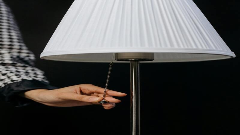 Pull chain switch in a lamp