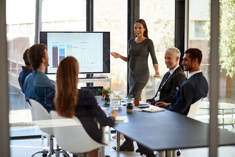 exemplo de apresentação em PowerPoint com espaço em branco, espaço negativo e um painel esquerdo da guia de apresentação de slides de conteúdo