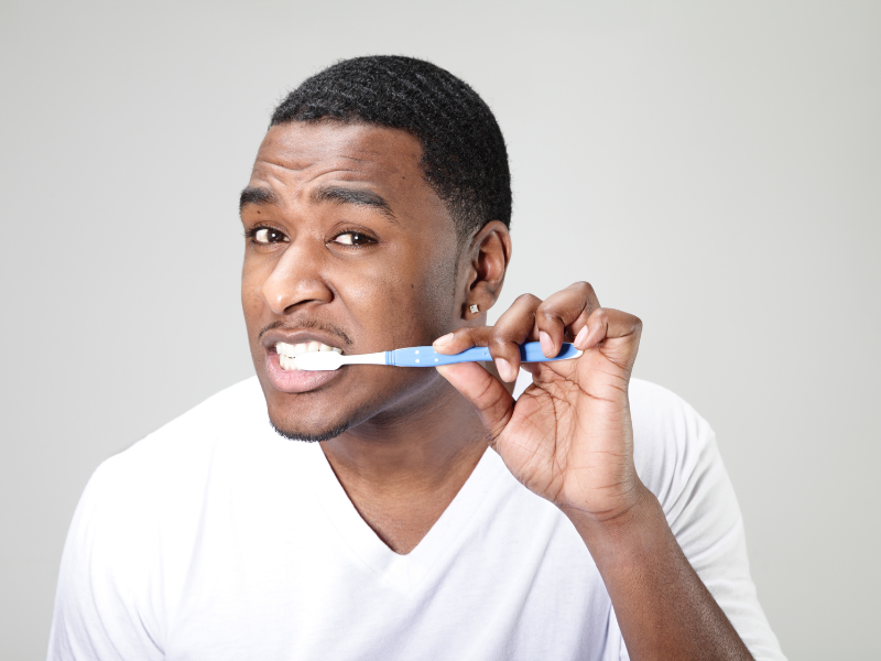 Homem escovando os dentes. Foto: upheaval de Getty Images - Canva