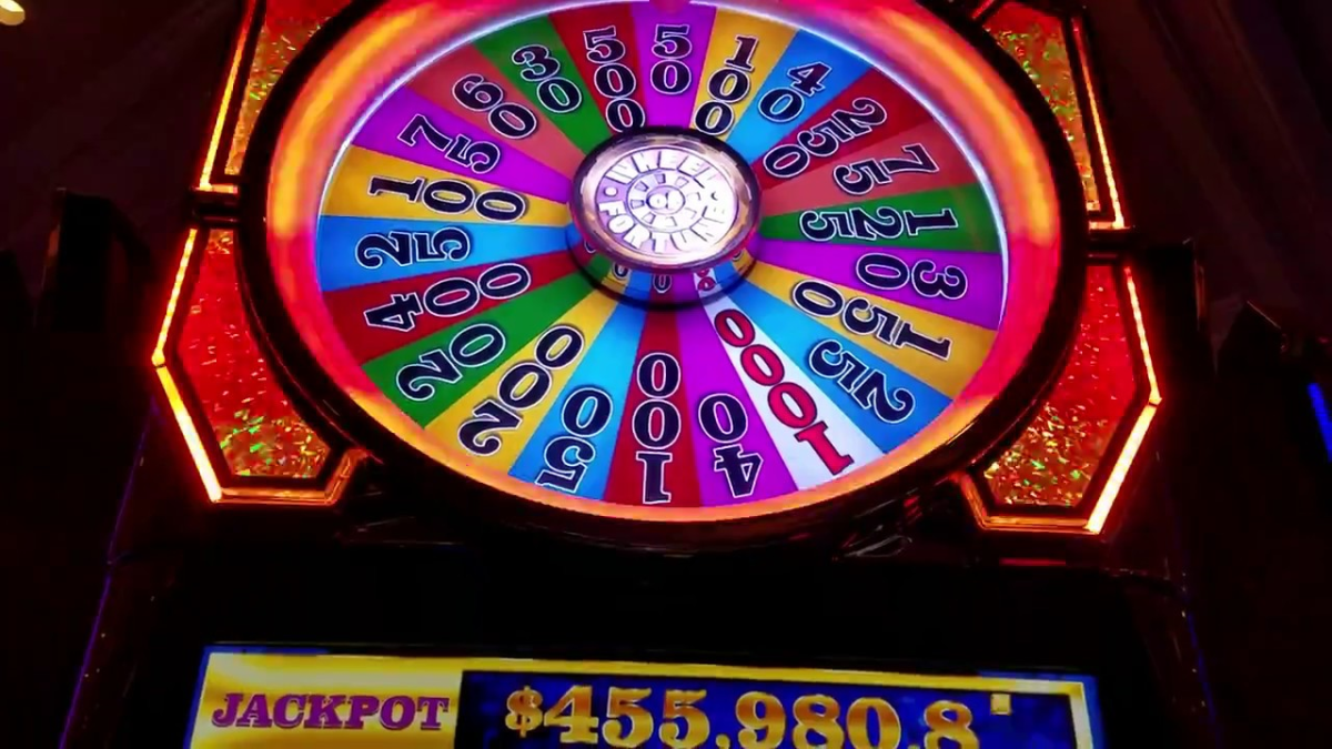The Wheel of Fortune slot machine with the progressive jackpot ticker