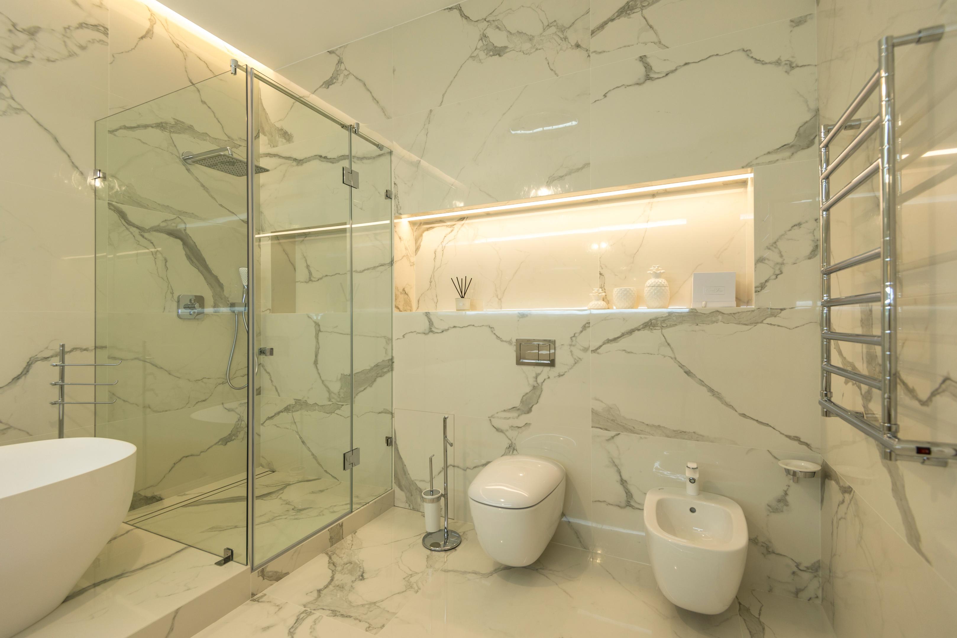 From feature walls and ceilings to steps and shower niches, LED strip lighting can highlight the details that make your bathroom tiles stand out.