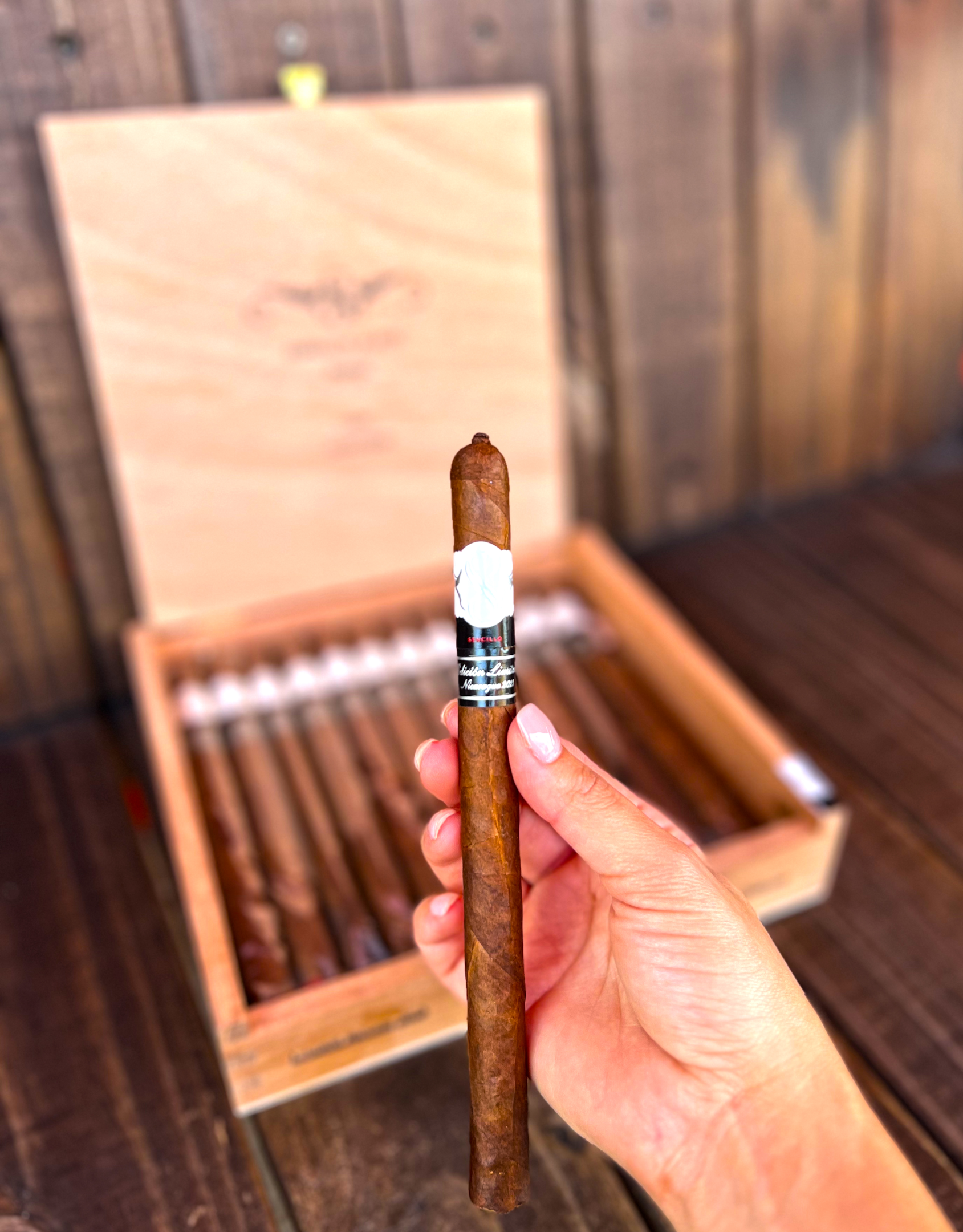 A Sencillo Black Robusto cigar, a truly extraordinary cigar with a distinctive flavor