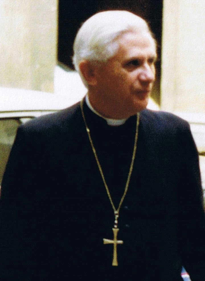 Joseph Ratzinger jako kardynał. Autorstwa Rose Meierhofer, CC BY-SA 3.0, 