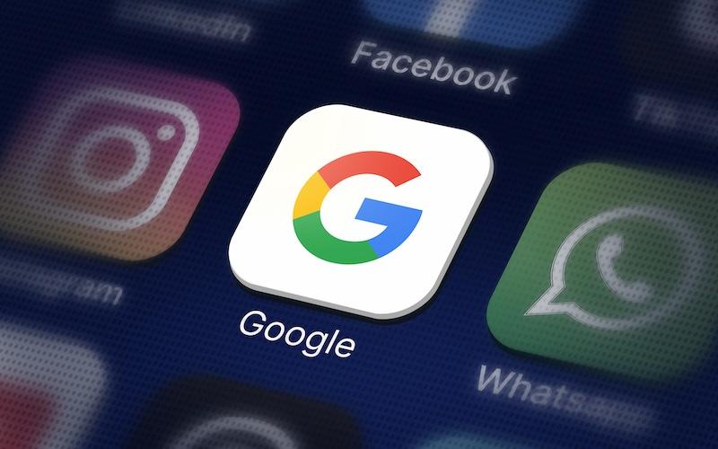 A smartphone screen with the Google icon lit up.