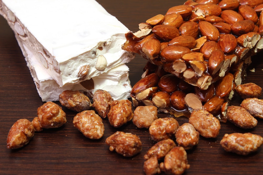 Torrone siciliano servito durante le festività, con decorazioni festive.