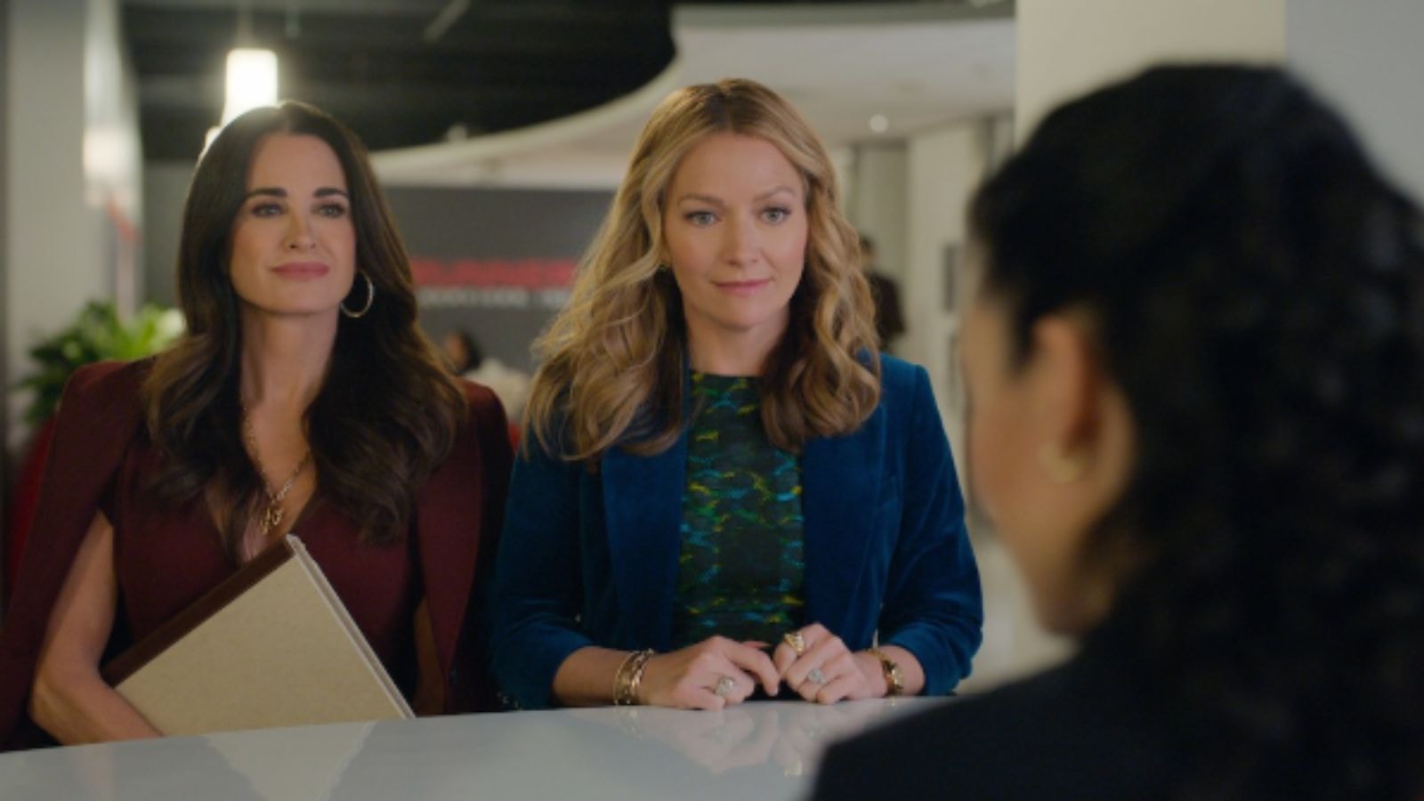 Kyle Richards as Celeste Baker, Becki Newton as Lorna Crane in The Lincoln Lawyer Season 4