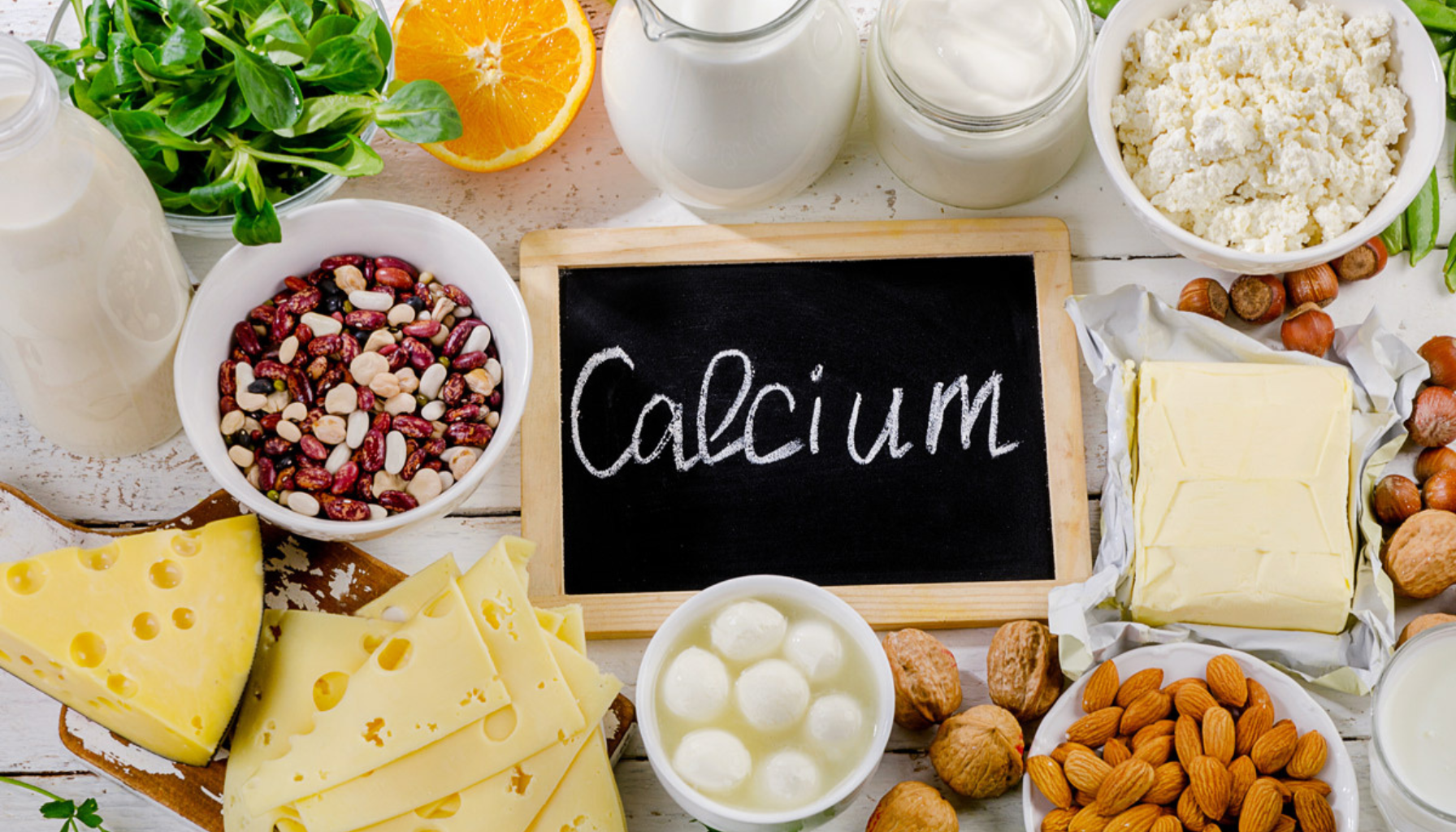 Ulike kilder til kalsium som ost, melk, yoghurt, nøtter, bønner og grønnsaker vist rundt en tavle med ordet "Calcium". kalsium mye kalsium kalsium i kroppen vitamin d inntak av kalsium kilder til kalsium nok kalsium blant annet gravide og ammende d vitamin lite kalsium lavt inntak 950 mg kroppen vitamin viktig mye skjelettet nok magnesium trenger melk form andre bidra blant blodet skjelett inneholder finnes kosthold daglig mat kosttilskudd kosten normal mer får osteoporose annet anbefalt meieriprodukter kvinner per tillegg mest lavt bør eksempel norske les nødvendig hos barn gjennom kalk tenner mineral gravide spesielt ammende høyt sterkt lite kalsiumbehovet dekke flere svært normalt mineraler dag cellene