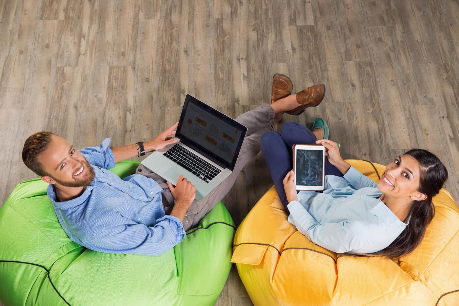 man and woman looking for the perfect gadget for dropshipping