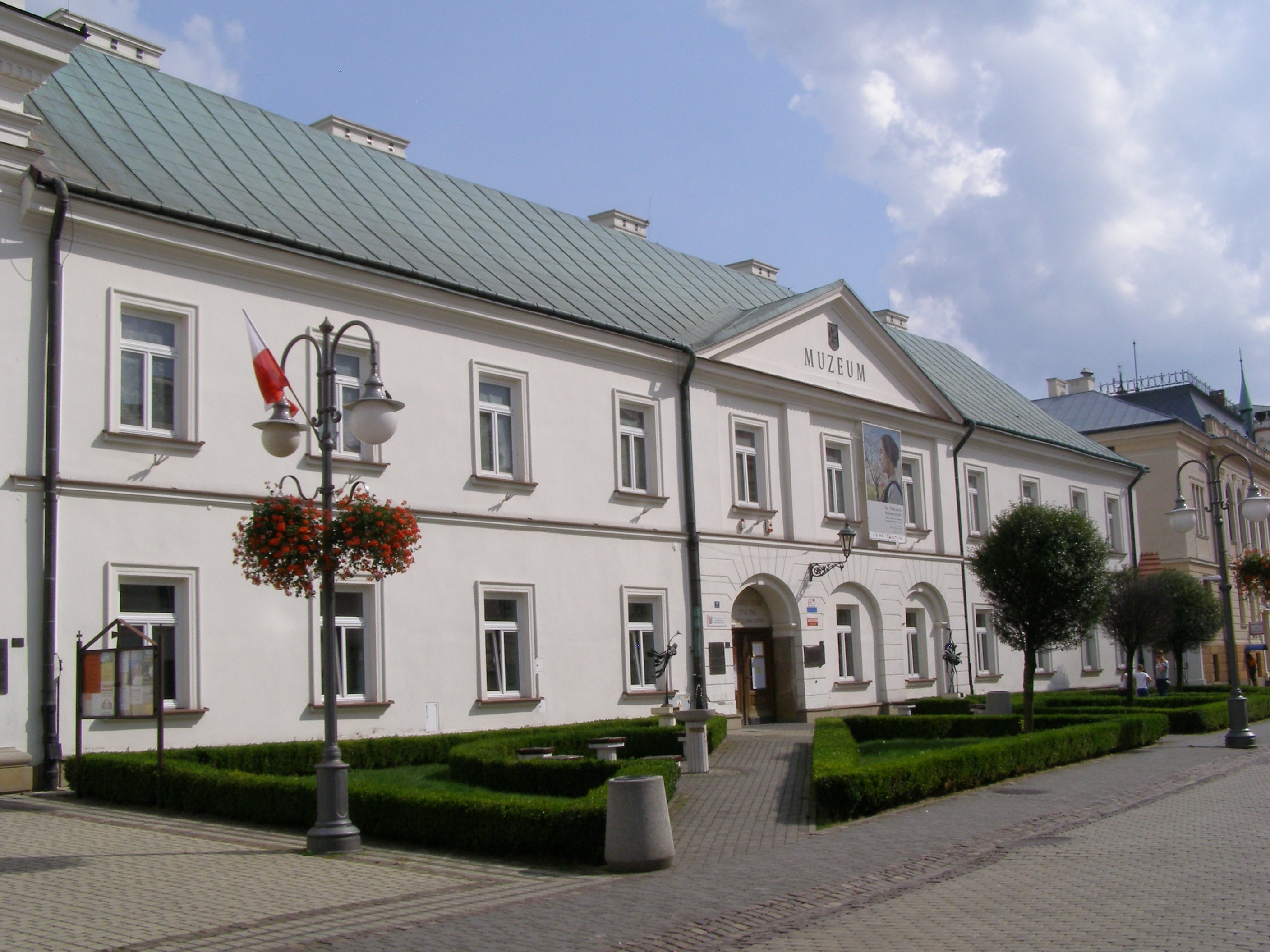 Muzeum Okręgowe w Rzeszowie (źródło: https://commons.wikimedia.org/wiki/File:Rzeszow_Muzeum_Okregowe.jpg)