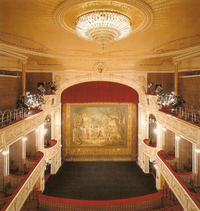 Wnętrze Teatru Polskiego w Bielsku-Białej z zabytkową kurtyną (źródło: https://commons.wikimedia.org/wiki/File:Bielsko-Bia%C5%82a,_Teatr_Polski,_scena.jpg)