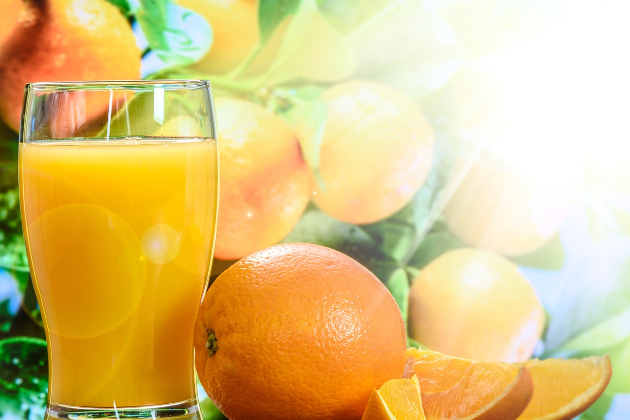An image of an orange and a glass of orange juice as an example of natural antihistamines.