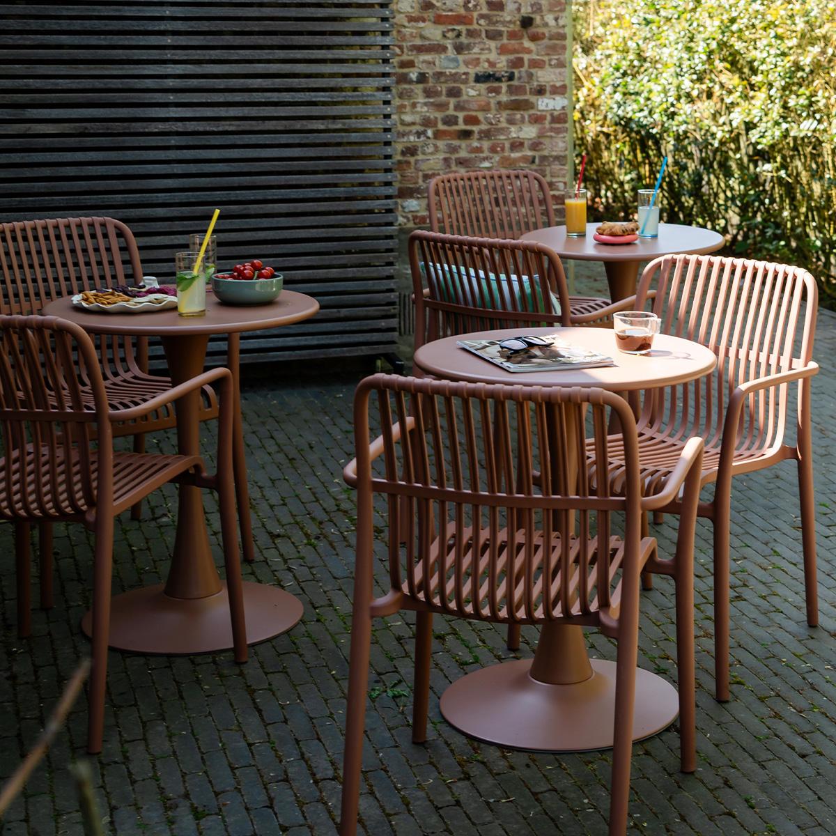 Salon de jardin en résine Paloma Wilsa Garden aménagé sur un petit balcon moderne avec ambiance rooftop élégante, fauteuil confortable et décoration extérieure chaleureuse