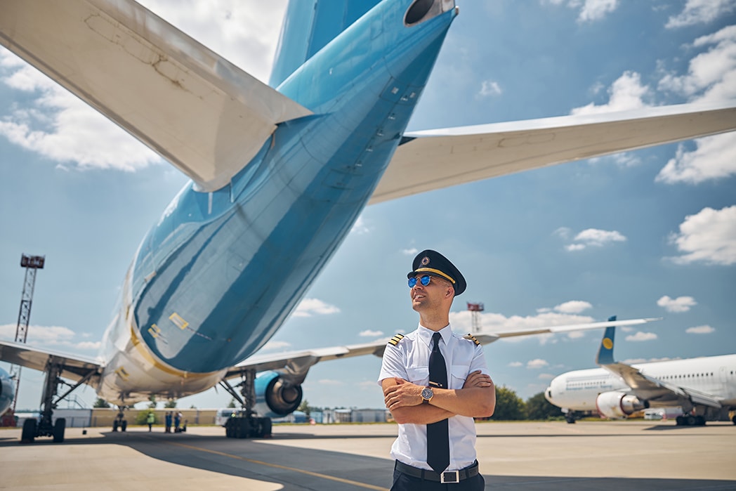 how many hours pilots fly weekly