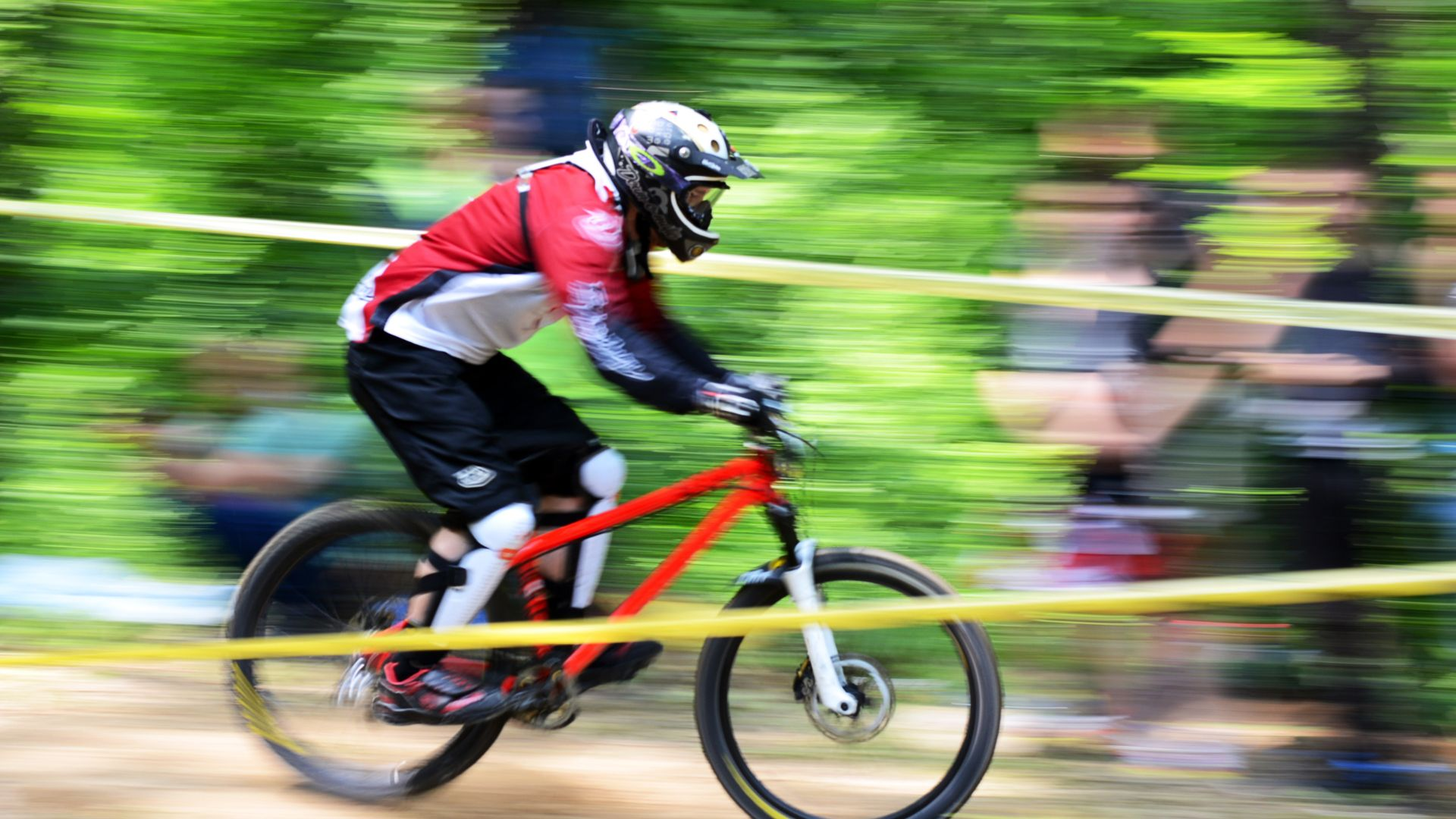 Largada em campeonatos de ciclismo, downhill. Foto: iStock.