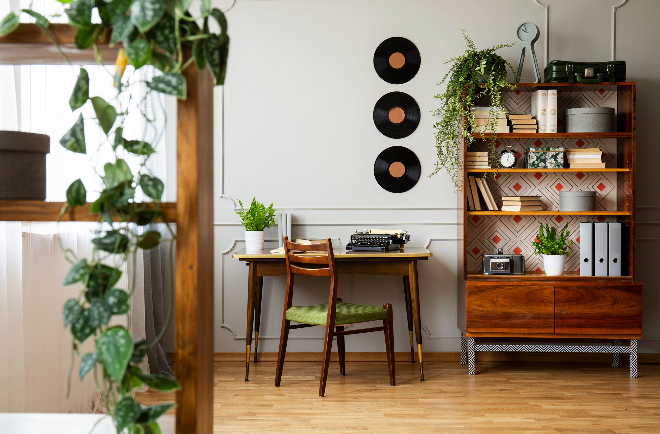 https://www.istockphoto.com/en/photo/black-retro-typewriter-on-a-unique-wooden-desk-a-mid-gm1057279940-282147477?phrase=retro%20wohnung