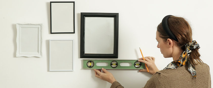 It's important to use the correct tools when mounting frames, such as a marking pencil and a spirit level.