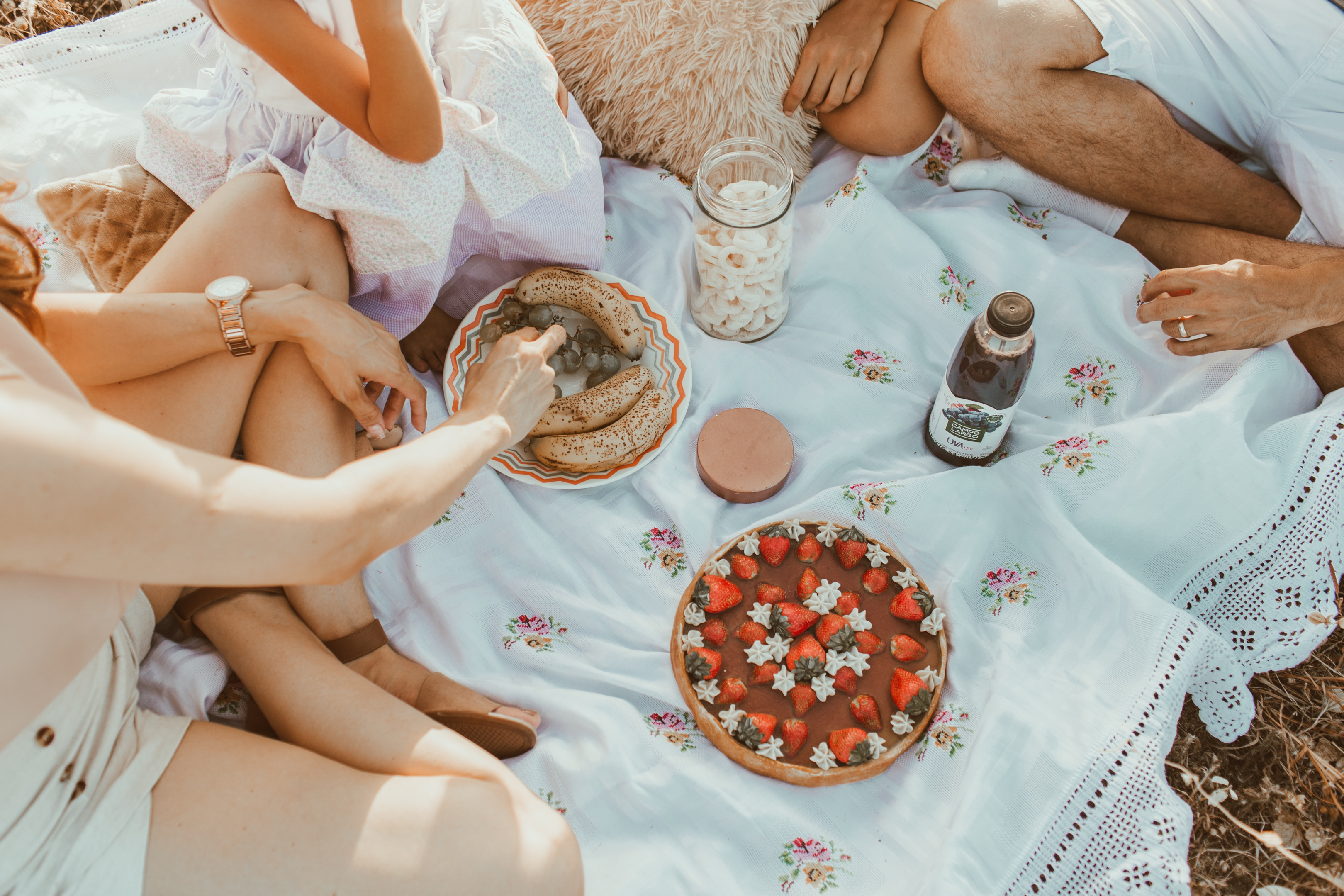 One of the easiest ways to enjoy outdoor dining at home is through picnic.