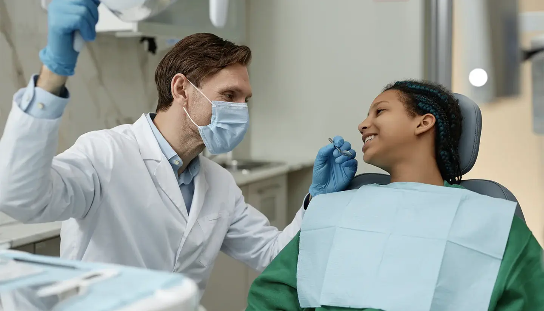 Trekke Visdomstann Nede: Hva Du Bør Forvente 14 Tannlege i munnbind snakker rolig med ung pasient i tannstol før undersøkelse på moderne klinikkrom med lyst miljø trekke visdomstann nede fjerning av visdomstenner alveolitt eller dry socket første dagene trykk og press ta kontakt fjerne visdomstenner visdomstenner tannen stod myk mat tannkjøttet rundt enkelte tilfeller visdomstann trekke trekking tannen fjerning første tannlegen smerter tann fjernes ofte komplikasjoner bør dersom vondt fjerne tannlege får hevelse dager gjør unngå smertestillende nede mer bruk munnen flere visdomstennene tenner operasjonen hos vanlig operasjon dagene infeksjon kommer såret tennene kirurgisk kontakt rundt tannkjøttet visdomstannen problemer normalt minutter litt 2 3 tilfeller oppe ligger underkjeven oppstå andre regel god ibux blødning helt trekkes smerte betennelse behov overkjeven sting ganger går 1 2