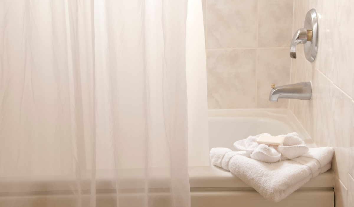 Curtain rail without drilling - translucent shower curtian in front of bath