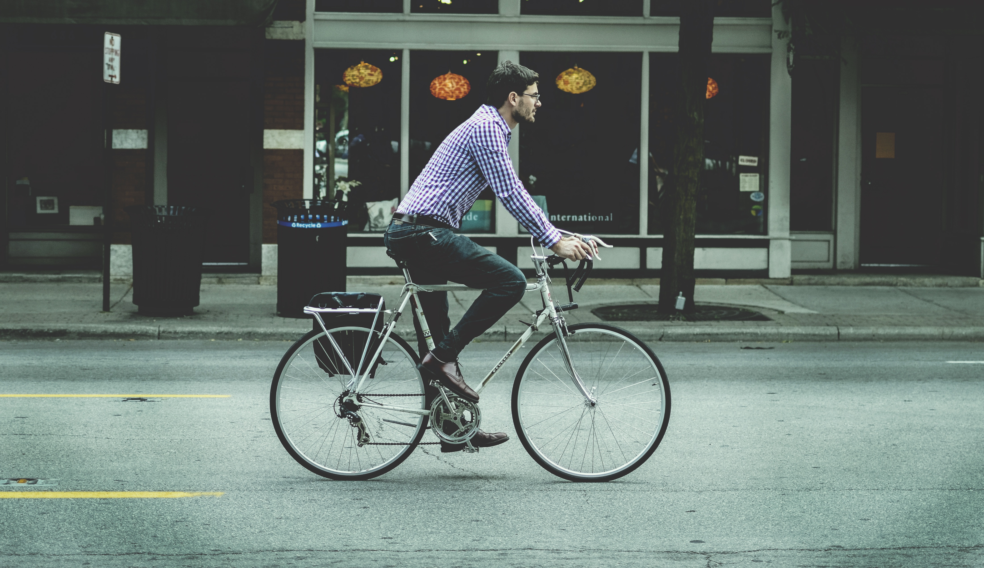 Homem pedalando pela cidade. Foto de formulário PxHere.