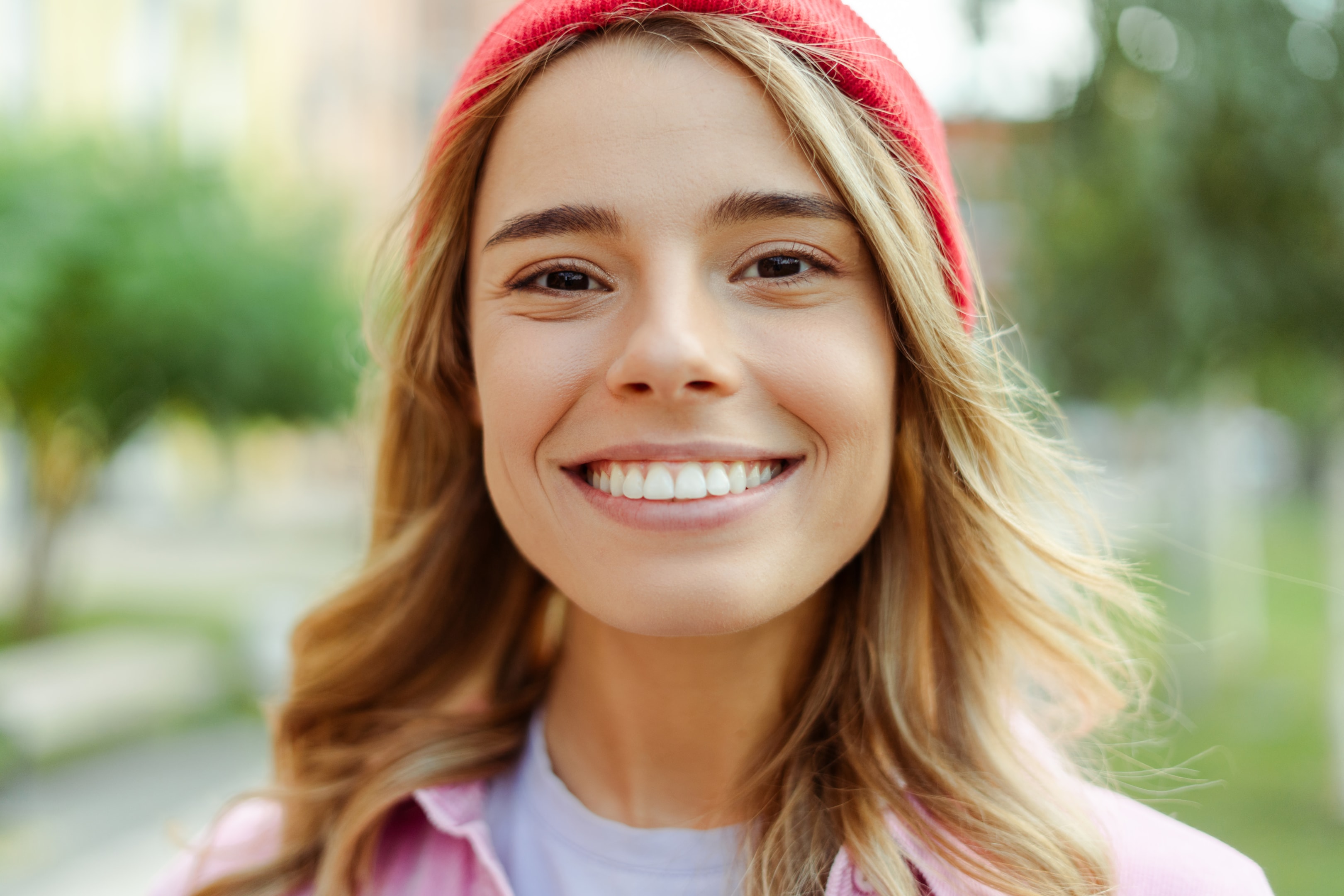 a young woman who requires wisdom teeth extraction