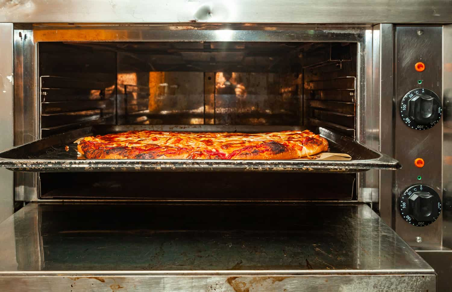 Keeping pizza warm in an oven